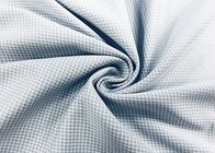 날실에 의하여 뜨개질을 한 회색 100% 폴리에스테 셔츠 직물 깅엄 130GSM를 검사합니다