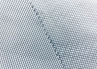 날실에 의하여 뜨개질을 한 회색 100% 폴리에스테 셔츠 직물 깅엄 130GSM를 검사합니다